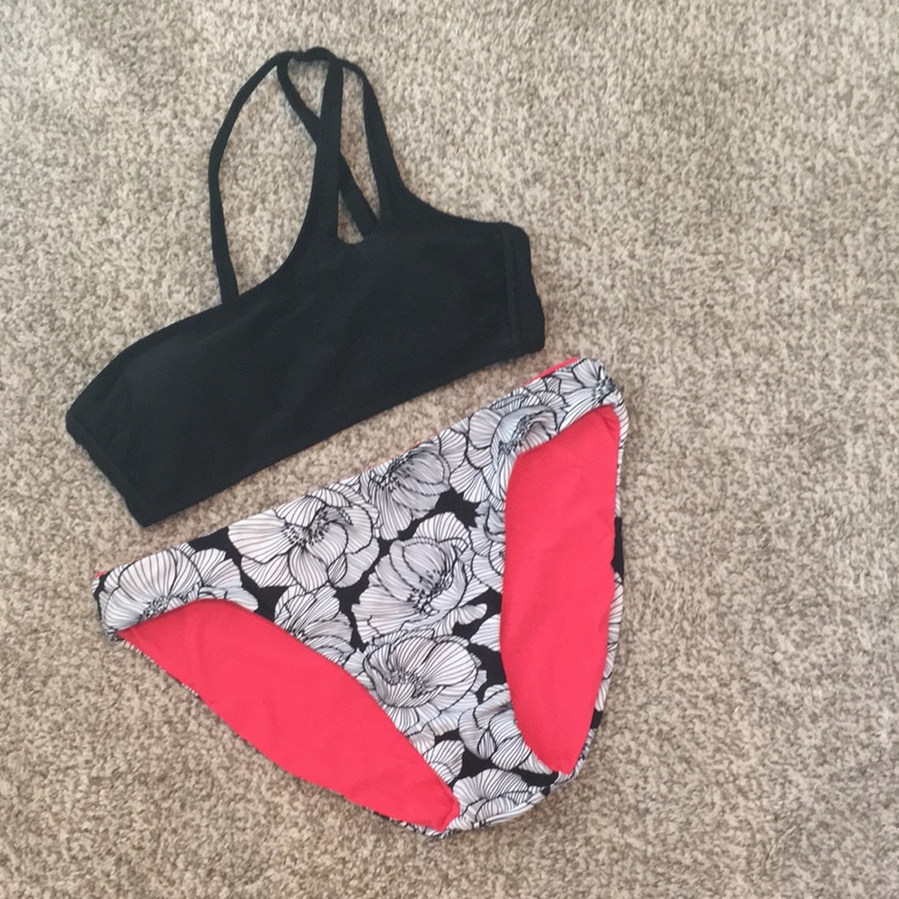 New without tags- Reversible bikini BOTTOMS, large